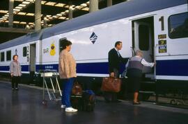 Viajeros y automotor eléctrico o electrotrén de la serie 448 de RENFE en la estación de Puerta de...