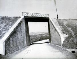 Pontón metálico de la línea de Puente Genil a Linares, sobre carretera y situado entre los km 30/...