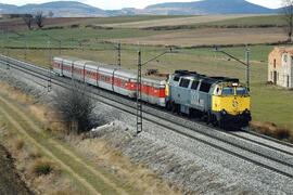 Locomotora diésel - eléctrica 333 - 105 de RENFE OPERADORA, fabricada por MACOSA, en colores amar...