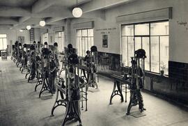 Sala de tornos de la escuela de aprendices de la fábrica metalúrgica de Sestao