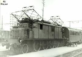 Locomotora eléctrica trifásica E 432.038 de los Ferrocarriles del Estado Italiano (FS) remolcando...