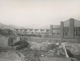 Vista de la fachada de los talleres de San Andrés Condal de la línea de Zaragoza a Barcelona por ...