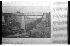Reproducción fotográfica de un recorte de prensa en el que se recoge una imagen del puente de Auz...