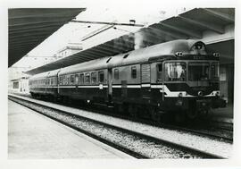 Automotor térmico diésel 597-001 TER en la estación de Logroño