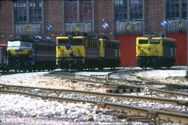 Locomotoras eléctricas de la series 269 y 251 de RENFE en el depósito de León