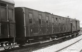 Coche de viajeros de 3ª clase C 1185 de RENFE, de dos ejes y estribo corrido, en la estación de S...