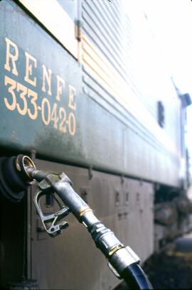 Boquerel en el depósito de una locomotora diésel de la serie 333 de RENFE