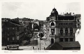 Postal de la calle de Policarpo Sanz de Vigo y de dos tranvías de los Tranvías Eléctricos de Vigo