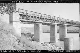 Puente García sobre el río Ebro, en el km 528, 379 de la línea de Madrid a Barcelona. Desde Zarag...