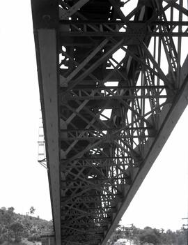 Puente metálico de un tramo y 54 m sobre el arroyo de Despeñaperros, con vigas tipo Linville, y s...