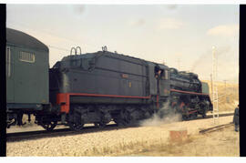 Locomotora de vapor 141F - 2332 Mikado (serie RENFE 141F - 2301 a 2417) a su salida de la estació...
