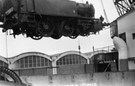 Desembarco de locomotoras de vapor del Ferrocarril del Langreo