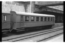 Coches de viajeros C 505 del Ferrocarril de La Robla en la estación de Bilbao - Concordia