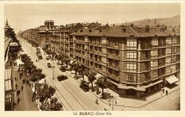 Vista de la Gran Vía de Bilbao, y de varios tranvías