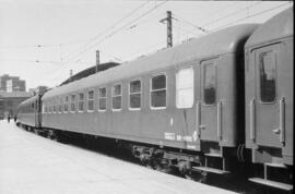 Coche de viajeros de 2ª clase BB 8655 de la serie BB 8501 a 8945 de RENFE, formando parte de una ...