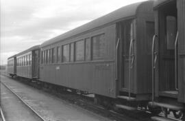 Coche de viajeros X- 4 de clase Preferente del Ferrocarril del Cantábrico en la estación de Santa...