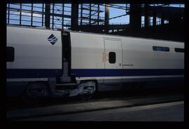 Composición de viajeros AVE de la serie 100 en Madrid - Puerta de Atocha, con logotipo de Largo R...