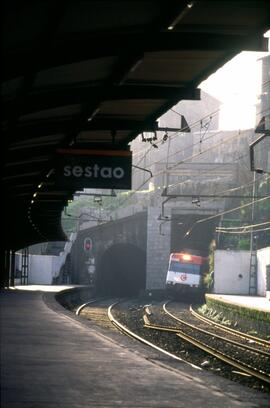 Vista de los andenes de la estación de Cercanías de Sestao, y de una composición de Cercanías ent...
