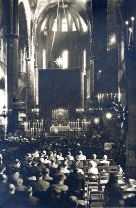 Celebración de la misa en el interior de la iglesia gótica de Santa María del Mar en Barcelona, a...