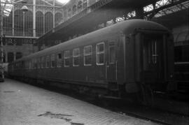 Coche de viajeros de 2ª clase BB 8653 de la serie BB 8501 a 8945 de RENFE, formando parte de una ...
