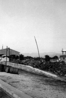 Muelle de carga y descarga en la estación de Santa Bárbara de la línea de Valencia a Tarragona