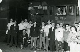 Personal ferroviario posando en la estación de Madrid - Delicias, junto al expreso de Badajoz tra...