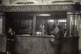 Oficina de información de la Dirección General de Turismo, situada en el vestíbulo del edificio d...