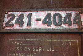 Placa de matriculación así como cuadro UIC de características de la locomotora de vapor 241 - 404...