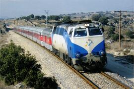 Locomotora diésel - eléctrica 333 - 034 de RENFE OPERADORA, fabricada por MACOSA y pintada con lo...