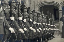 Vista de la despedida por parte de los alferez de artillería del Jefe de Estado, Francisco Franco...