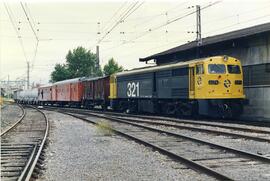 Locomotora diésel - eléctrica 321 - 076 - 2 de la serie 321 - 001 a 080 de RENFE, ex 2176 de la s...