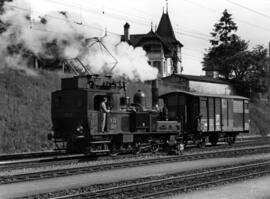 Locomotora de vapor y vagón cerrado en un lugar sin identificar