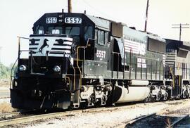 Vista de las locomotoras diesel NS-6557 (SD60) y detrás la NS-8667 (C39-8), de la Compañía Norfol...