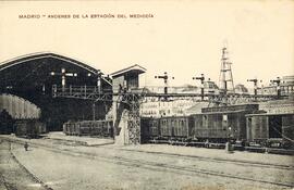 Vista de parte de los andenes y de un puente grúa de la antigua estación del Mediodía de Madrid, ...