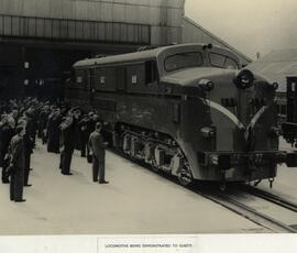 Vista en primer plano de la primera locomotora eléctrica de 3.600 H.P y 3.000 voltios destinada p...