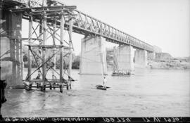 Puente sobre el Guadalquivir en el km 199,724 de la línea de Mérida a Sevilla, entre los términos...