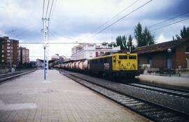 Composición de mercancías remolcada por locomotora eléctrica de la serie 269 de RENFE a su paso p...
