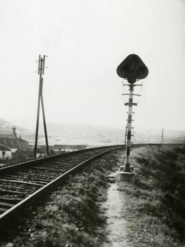 Vista de una señal de parada absoluta situada a la entrada de la estación de Santiago, por el lad...