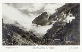 Vista panorámica del Ferrocarril de Cremallera de Nuria junto a un barranco, en los Pirineos Orie...