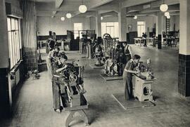 Taller mecánico de la escuela de aprendices de la fábrica metalúrgica de Sestao