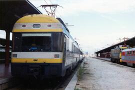 Electrotrenes serie 444-500, construidos por Construcciones y Auxiliar de Ferrocarriles (CAF) y M...