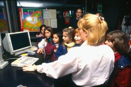 Visita de un grupo de niños en la estación de Madrid - Atocha