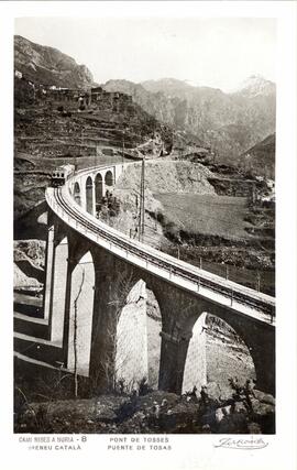 Vista panorámica del puente de Tosas del Ferrocarril de Cremallera de Nuria, en los Pirineos Orie...