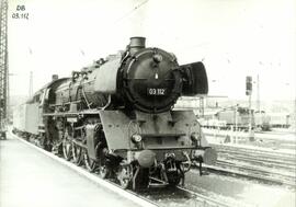 Locomotora de vapor 03.112 de la Deutsche Bundesbahn, la compañía nacional de ferrocarriles de Al...