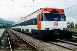 Unidades eléctricas serie 446 construidas por Construcciones y Auxiliar de Ferrocarriles (CAF) y ...