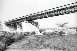 Sustitución del antiguo puente metálico sobre el río Guadiana. Línea de Mérida a Los Rosales (Sev...