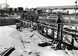 Vista del puente giratorio de 25 metros recién descendido de la estación de Valencia-Término o Va...