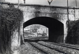 Paso superior en la estación de Barcelona - San Andrés Condal, de la línea de Barcelona a Portbou...