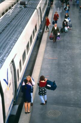 Viajeros y AVE serie 100 en la estación de Puerta de Atocha