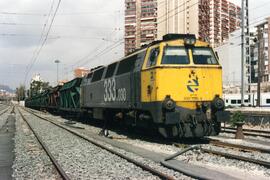 Locomotora diésel - eléctrica 333 - 030 de RENFE, fabricada por MACOSA y pintada en  amarillo y g...